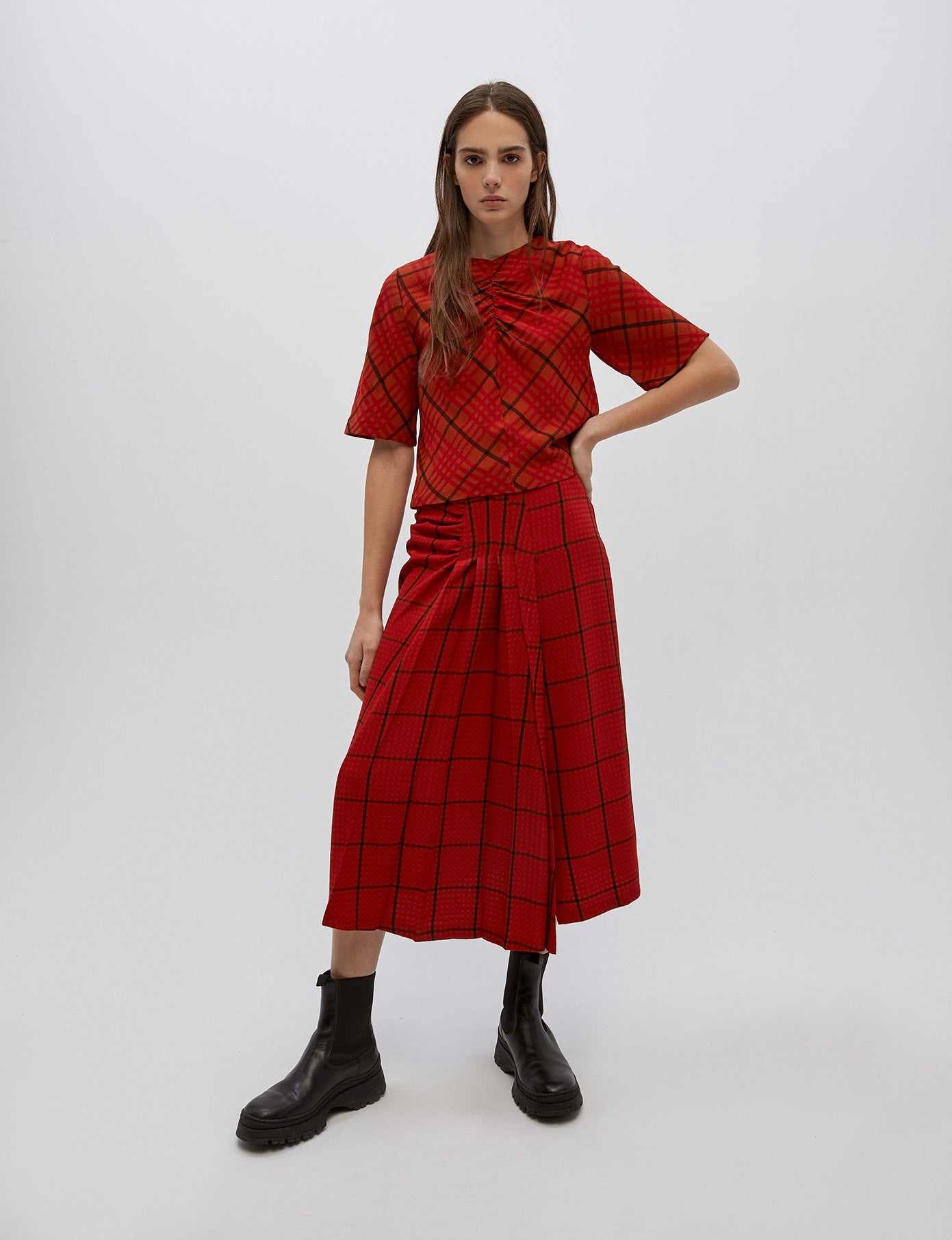 De aire ochentero y con estampado de cuadros. Así es la falda midi que propone Sfera en su nueva colección. (35,99 euros).