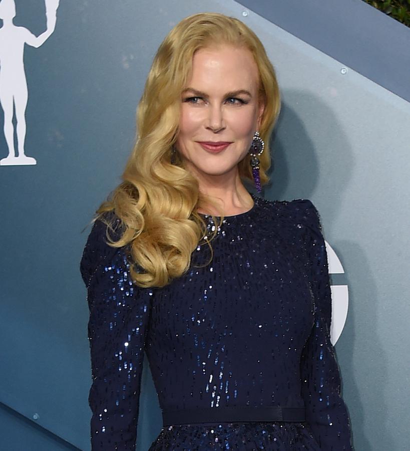 La melena, repleta de ondas y ligeramente ladeada, de Nicole es la mezcla perfecta entre elegancia y frescura. Al lucirla junto con una mirada y labios nada cargados consigue un look más juvenil.