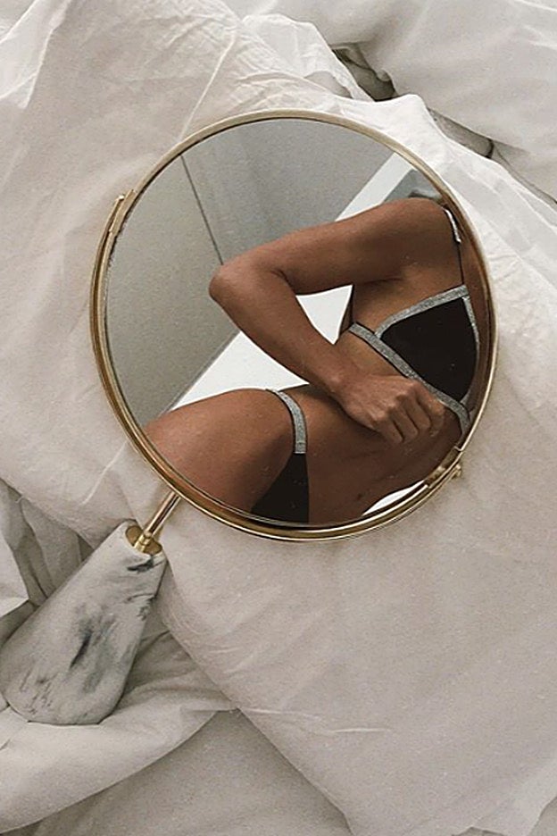 Detalle de la tira plateada de la parte de abajo del bikini de Paula Ordovás.