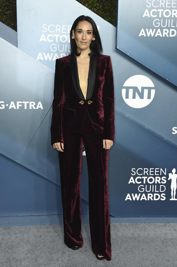 Sian Clifford, elegantísima en la alfombra roja de los SAG's Awards con este traje pantalón de terciopelo granate.