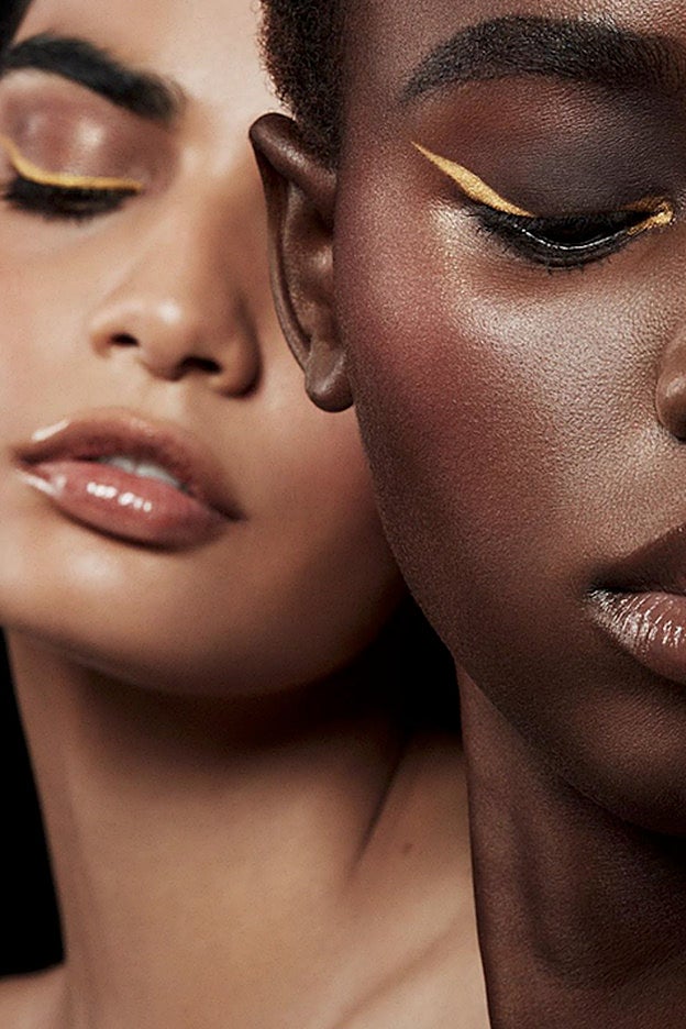 Una variación del truco con lápiz blanco que proponen los maquilladores de Fenty.