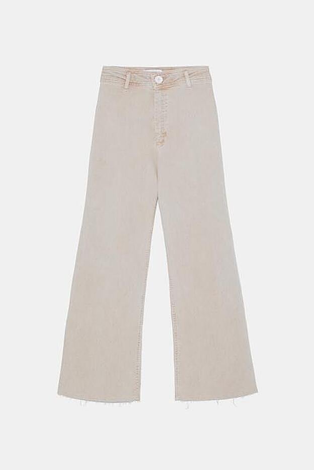 Estos son los vaqueros de Zara que ha llevado Victoria Federica a la pasarela We love flamenco. Cuestan menos de 30 euros y aún están disponibles en todas las tallas.