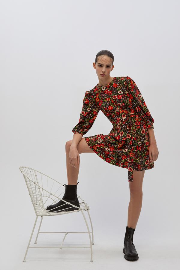 Otra de las apuestas de Sfera por los vestidos mini florales esta colorida versión en tonos rojos y naranjas con combinaciones en verde. Con escote lágrima y cierre con cinturón, cuesta 35,99 euros y está disponible entre las tallas S y L.