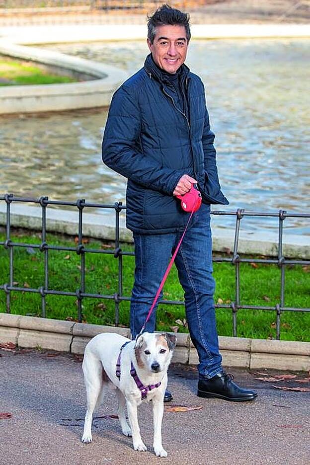Juan Valderrama paseando a su perro Tristón.