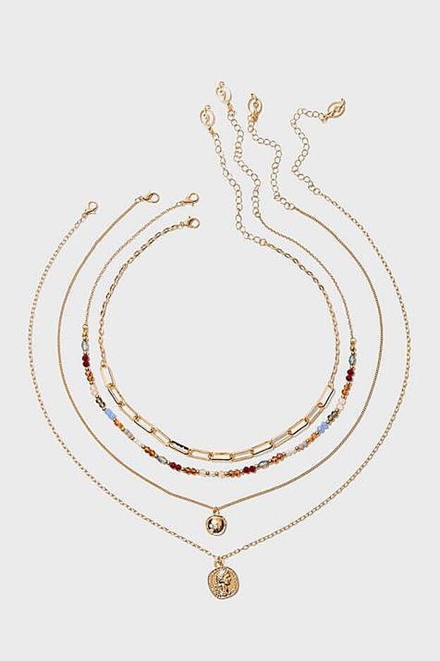 Set de cuatro collares, de Stradivarius (7,99 euros).