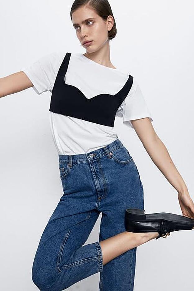Una combinación súper original para las que prefieran complicar el look: el top sujetador superpuesto a una camiseta.