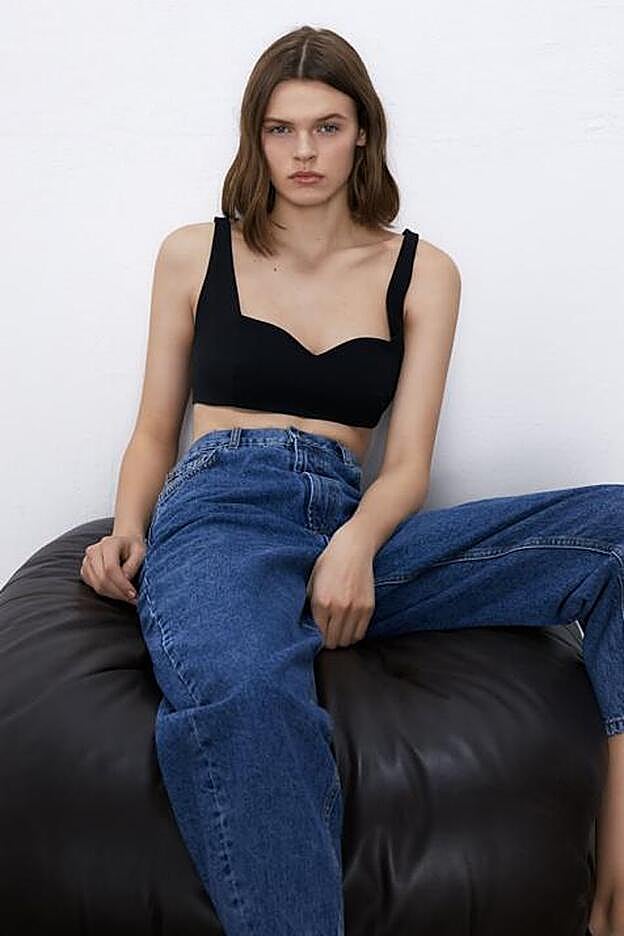 Otra combinación del top sujetador, ahora con vaqueros azules.