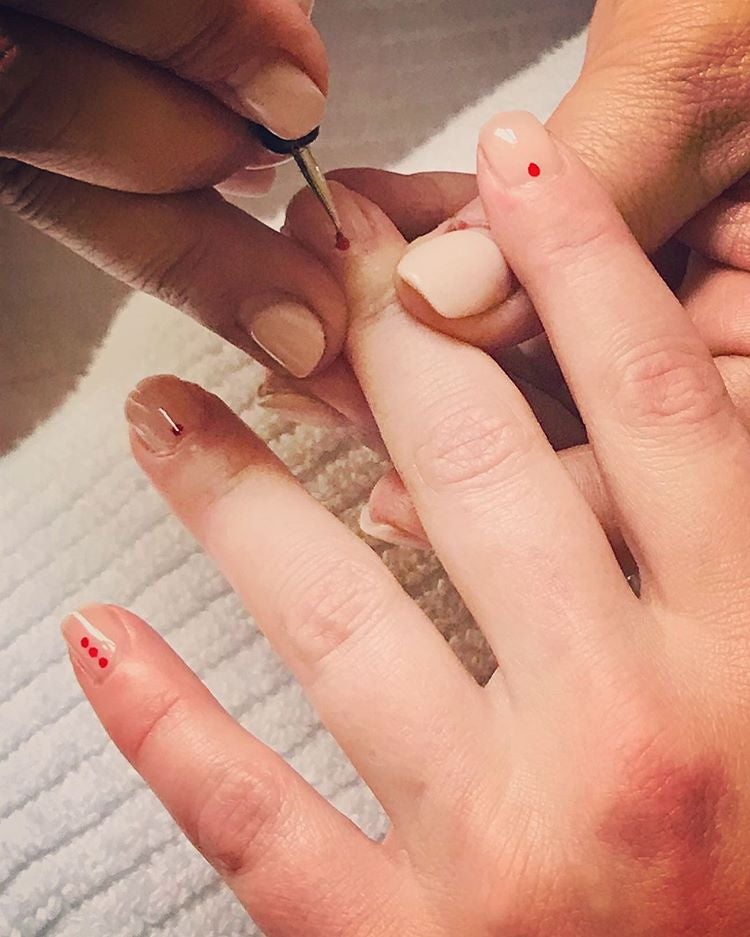 De base nude con puntos en tonos rojos, así fue la manicura más creativa de Elisabeth Moss creada por la nail artist Jolene Canzoneri para los SAG Awards 2020.