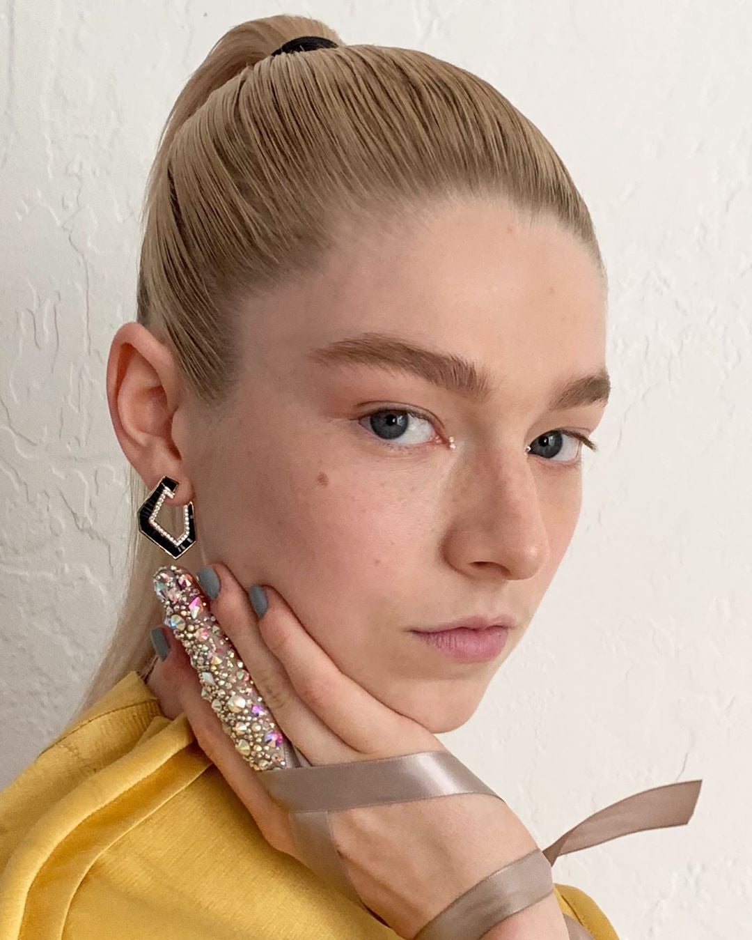 Arriesga con otros tonos como el gris de Hunter Schafer, la actriz de Euphoria. La manicurista y maquilladora profesional Sandy Ganzer fue la encargada de crear estas uñas con detalles de cristales Swarovski.