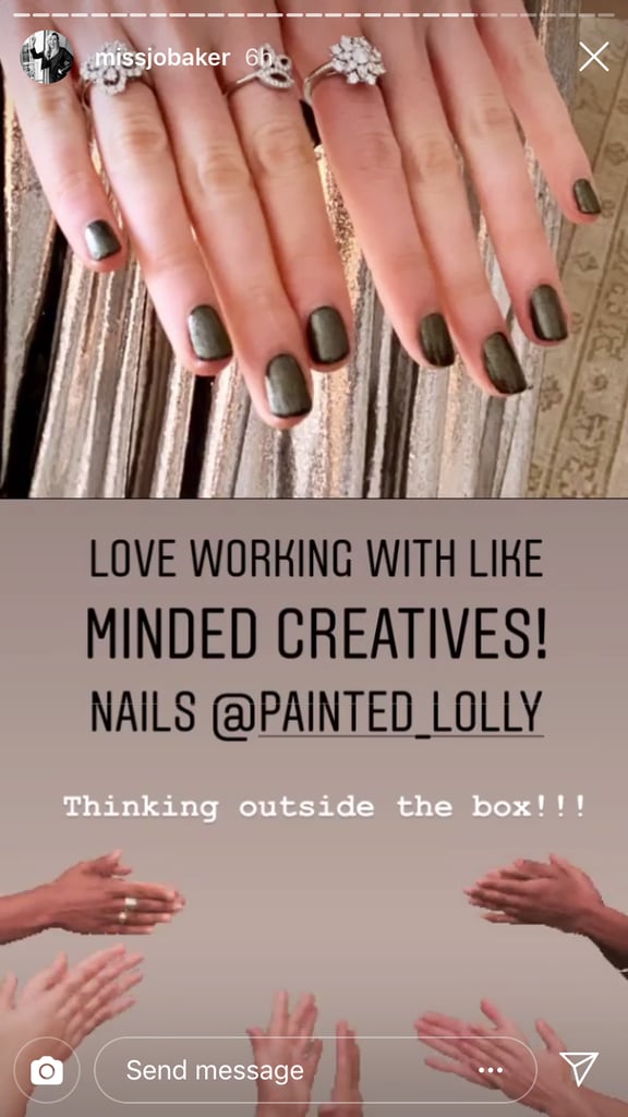 Déjate seducir este invierno por las dark nails sin caer en el clásico negro. ¿Cómo? Con tonos como el verde oscuro metalizado de Lucy Boynton.