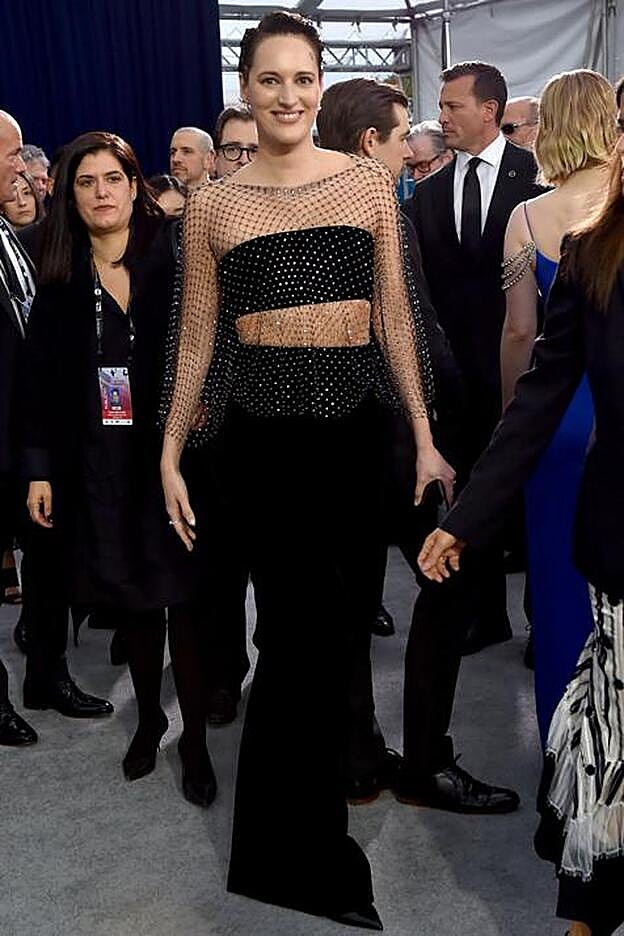 El look de Armani de Phoebe Waller-Bridge con las abdominales maquilladas.
