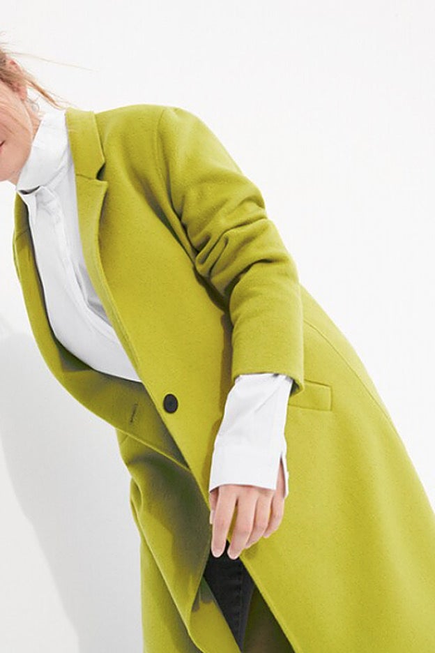 Abrigo de estilo masculino en un vibrante tono verde lima de Violeta.