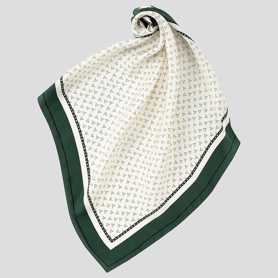 Nos gustan los cuatro pañuelos de seda de la nueva colección de La Fressange, pero si tenemos que quedarnos con uno volvemos a apostar por la combinación del verde y el blanco. Cuesta 19,90 euros.