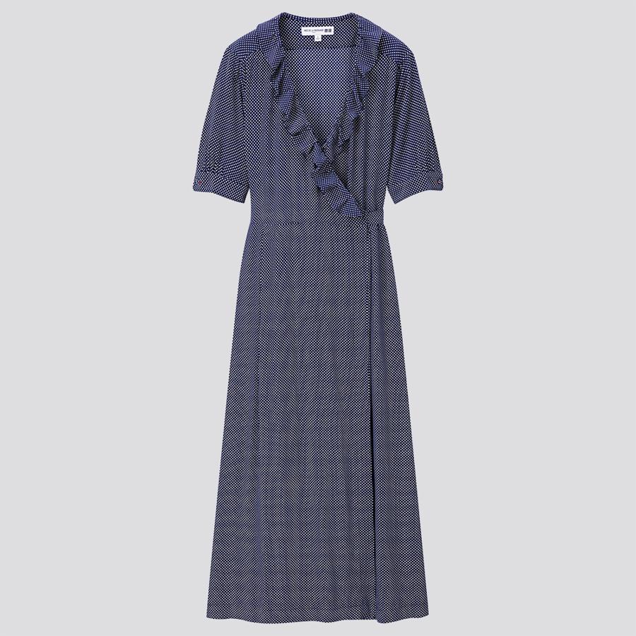 A pesar de que su particular estampado de topos blancos sobre fondo azul no permite apreciarlo como se merece, este vestido de rayón crepé con escote cruzado de volantes nos hace desear, aún con más fuerza, que llegue la primavera. Cuesta 49,90 euros y está disponible entre las tallas XS y XL.