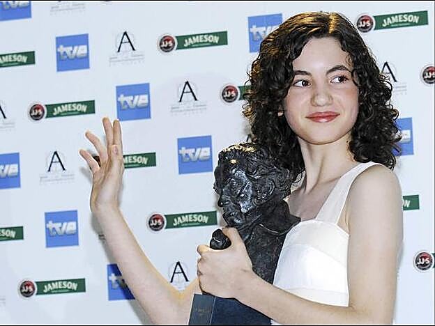 Ivana Baquero posa con su Goya, en 2007, por 'El laberinto del fauno'.