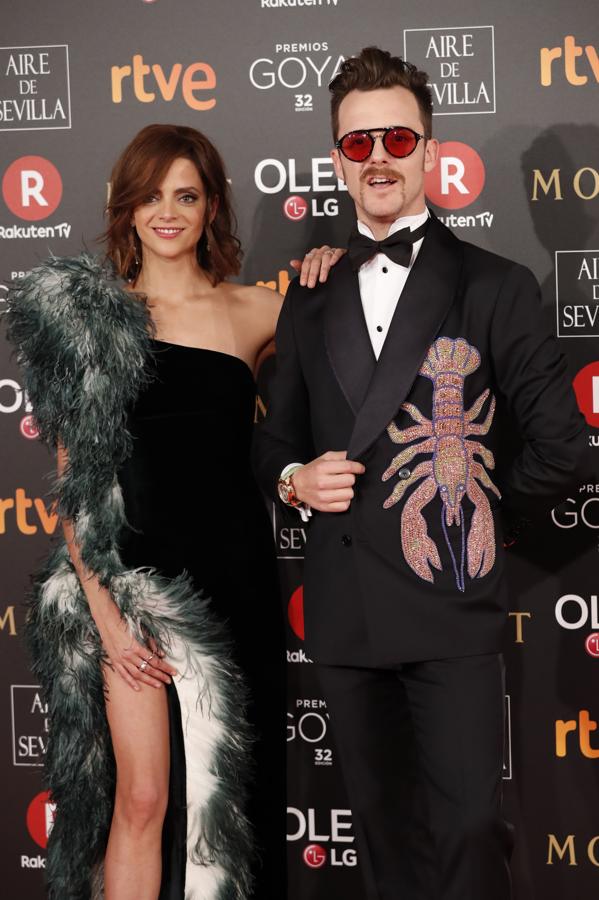 Macarena Gómez con un vestido de terciopelo de seda verde de Teresa Helbig con una boa de plumas y Aldo Gómez.