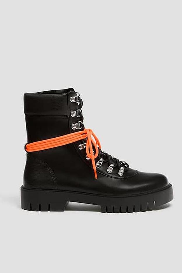 Las botas de cordones que lleva Mery Turiel son de Pull and Bear y llevan cordones negros o naranja flúor.