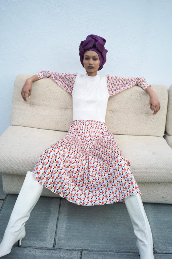 Conjunto de blusa y falda plisada estampada, en tonos azules y rojos de la nueva colección de primavera de Zara (25,95 euros la blusa y 29,95 euros la falda).