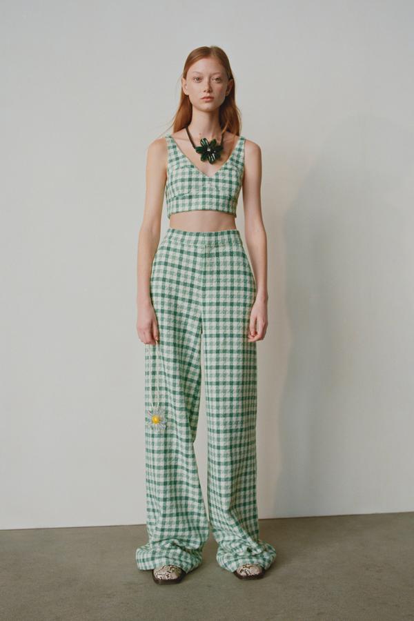 Conjunto de top y pantalón de cuadros verdes, con detalle de margarita de la nueva colección de primavera de Zara (19,95 euros el top y 39,95 euros el pantalón).