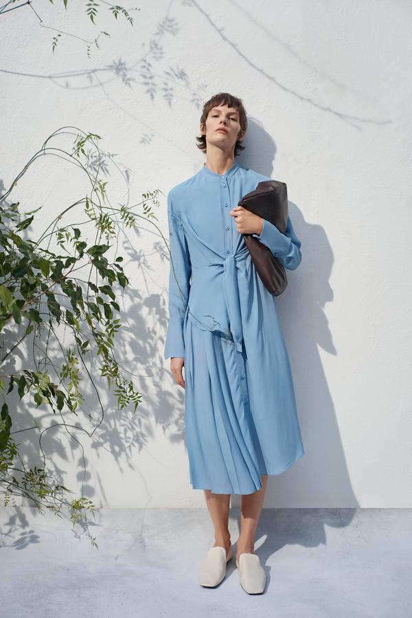 Vestido camisero con lazada delantera de la nueva colección de primavera de Zara (69,95 euros).