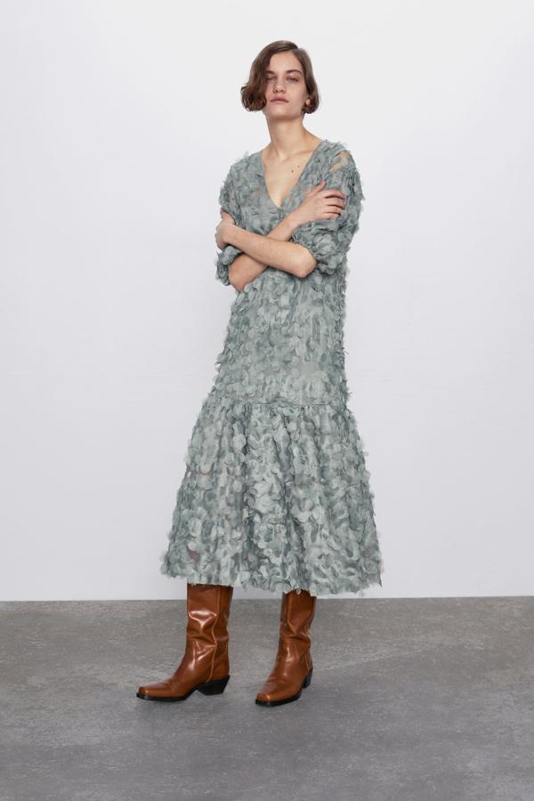 Vestido en verde empolvado con flores en relieve, de edición limitada, de la nueva colección de primavera de Zara (49,95 euros).