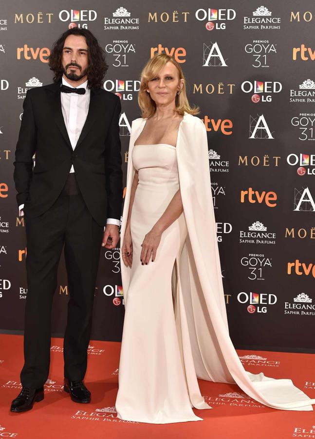 Así posaba Antonia San Juan, de Juanjo Oliva, con su elegido para acudir a la gala.