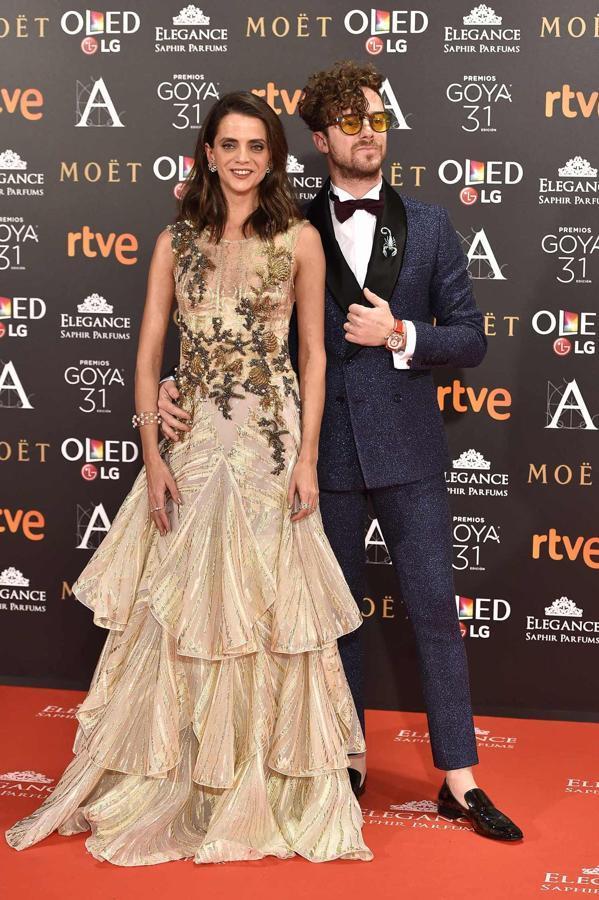 Macarena Gómez, de Alberta Ferretti, y su excéntrico marido, Aldo Comas, con esmoquin de Avellaneda, un clásico de esta alfombra roja desde hace unos años.