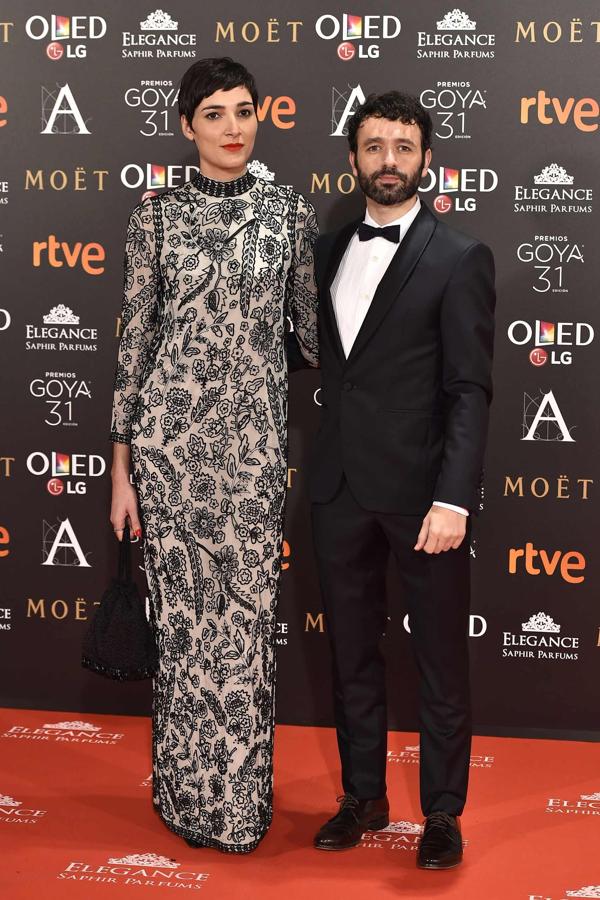 Rodrigo Sorogoyen, nominado a Mejor director, junto a Isabel Peña, coguionista de 'Que Dios nos perdone', en la alfombra roja del Hotel Auditorium.