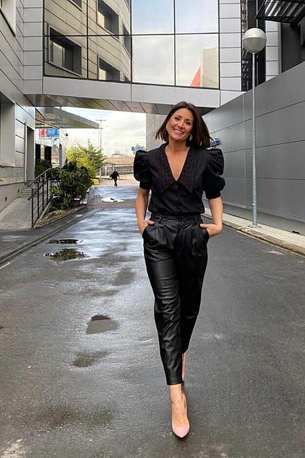 Otra foto de la presentadora, en la que podemos ver su look completo