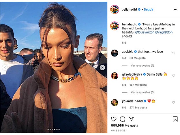 Bella Hadid adora las tendencias rescatadas de los años noventa, y los mechones delanteros sueltos no podían faltar entre sus peinados.