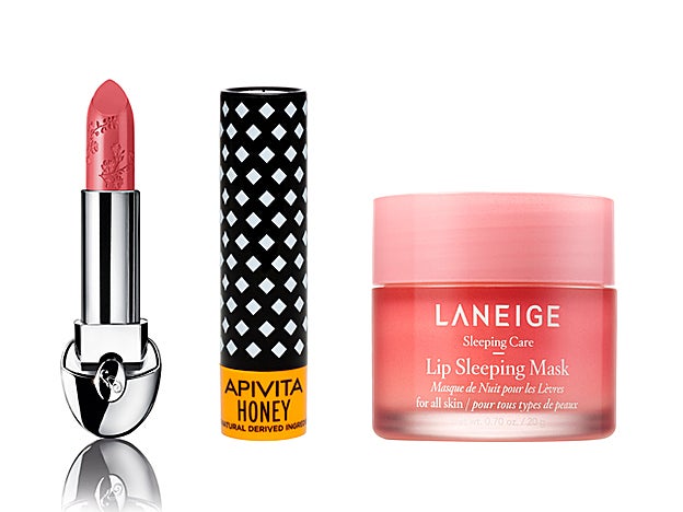 Rouge G Cherry Blossom Nº 62 Collector de Guerlain (23,70 €). Bálsamo Labial Bio-Eco de Apivita (5,50 €). Lip Sleeping Mask de Laneige (21 €, en Sephora).