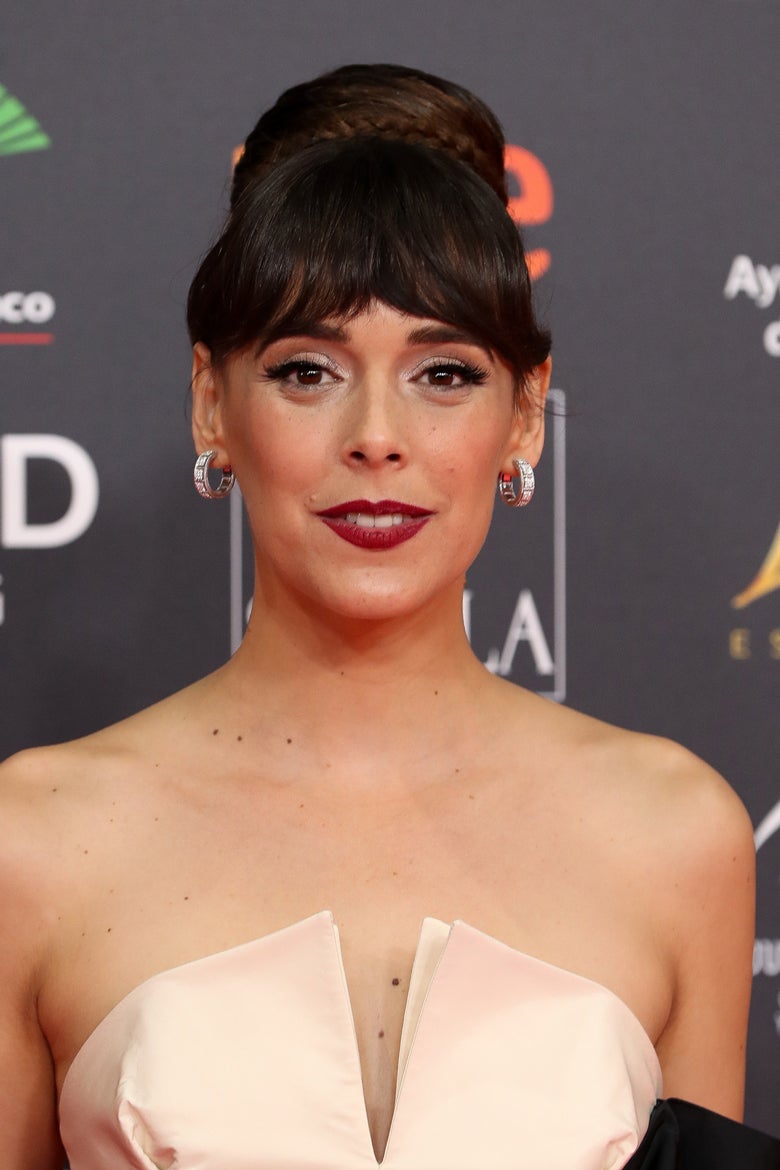 Los labios de Belén Cuesta (actriz nominada) son el principal foco de atención en este espectacular maquillaje creado por el Make Up Artist Iván Gómez para Chanel. Una boca romántica y sensual que se encuentra en completa armonía con un rostro efecto desnudo y una mirada muy ligera enfatizada por unas pestañas XXL de lo más irresistibles.