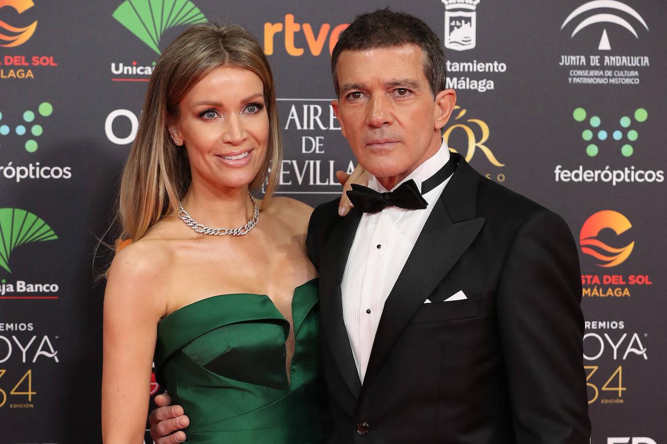 Antonio Banderas posa con su pareja, Nicole Kimpel, en la alfombra roja de los Premios Goya 2020.