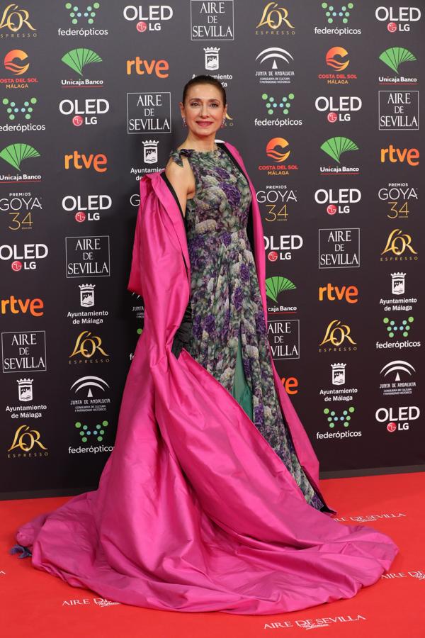 ¿Podría ser este un look de inspiración taurina? La capa rosa que acompaña este vestido de estampado floral morado y verde recuerda a la que pasean los toreros en las plazas.