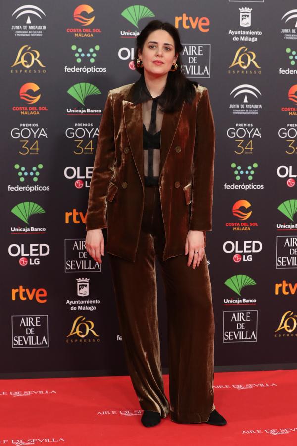 Belén Furner con un traje de terciopelo marrón que combinó con una camisa semitransparente negra.