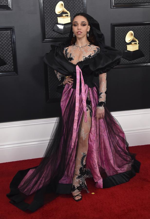 FKA Twigs se lo puso absolutamente todo encima en los Grammy 2020, en una mezcla entre barroca y gótica que dio un resultado maximalista que entra directo a nuestra lista de las peor vestidas.