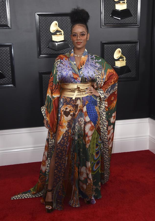 H.E.R. tampoco convence con este vestido túnica estampado que eligió para los Grammy 2020.