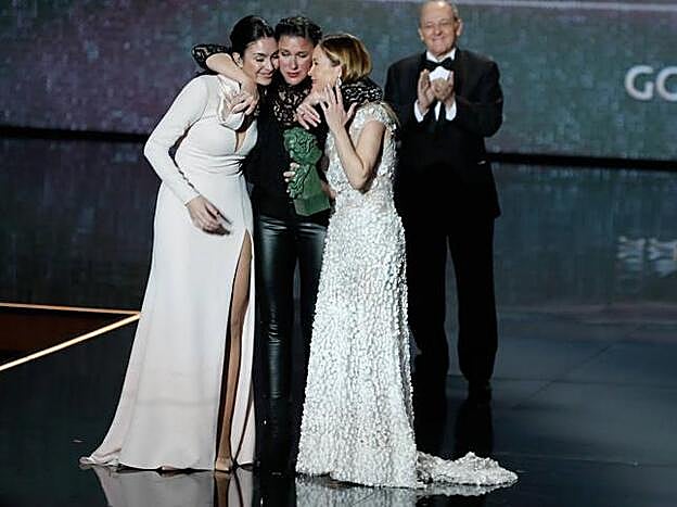 Galería. Las hijas de Marisol se funden en un abrazo sobre el escenario de los Premios Goya 2020. Pincha sobre la foto para ver los mejores looks de la noche.