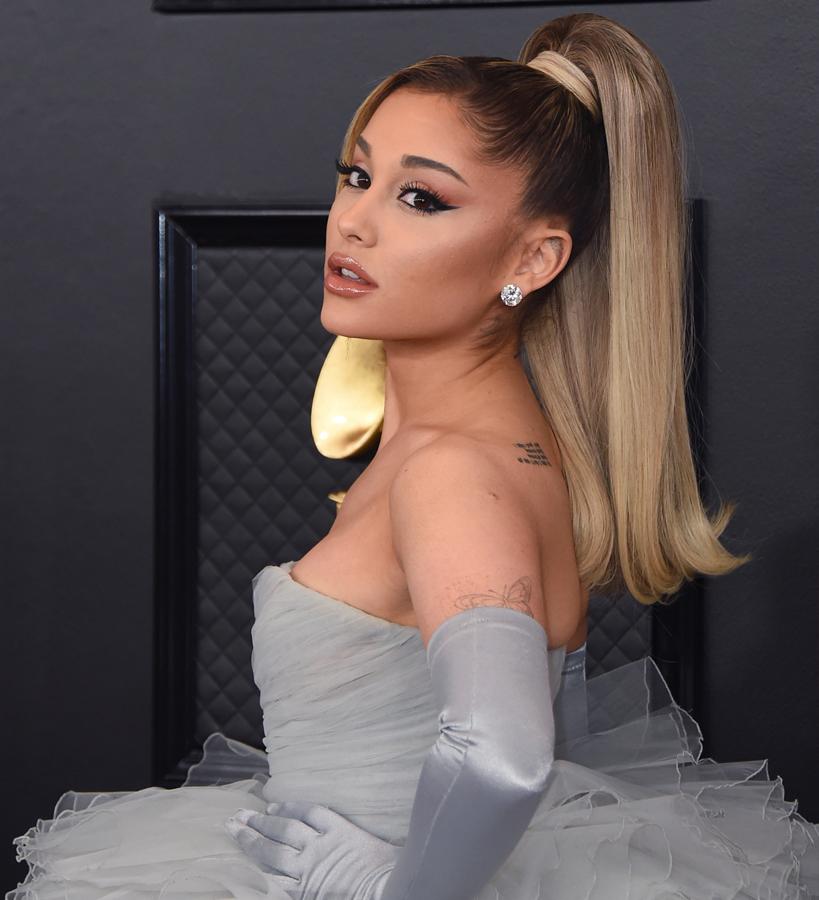 Como no podía ser de otra manera, Ariana ha posado en al alfombra con su inseparable coleta. Sin embargo, en esta ocasión ha cambiado su color (ahora es rubia) y ha añadido un mechón suelto en la zona delantera. Eyeliner rasgado, cejas prominentes y labios con mucho gloss completan su look beauty.