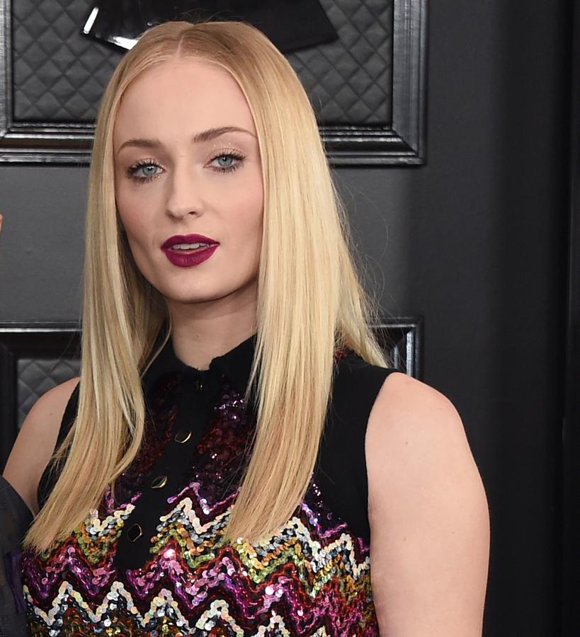 Sus labios audaces van a juego con uno de los colores presentes en su conjunto de Louis Vuitton. Mejillas y párpados en tono rosa y máscara tanto en las pestañas inferiores como en las superiores completan una imagen muy femenina.