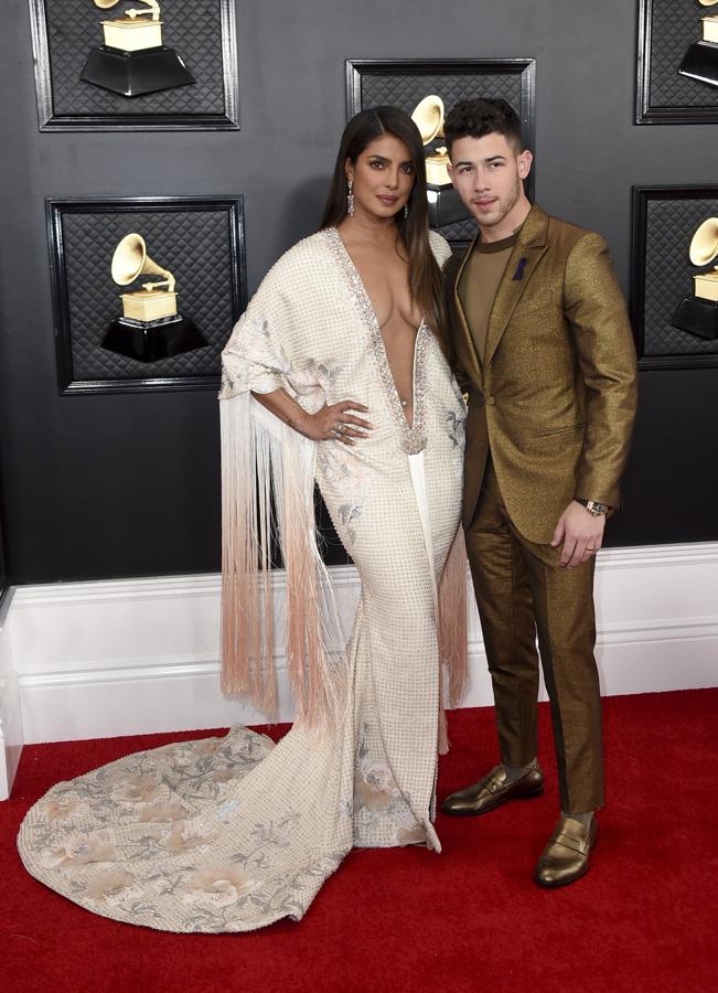 Priyanka Chopra, espectacular con un vestido tipo mantón con escote pronunciadísimo de Ralph & Russo, acompañaba a su marido Nick Jonas a los premios Grammy 2020.