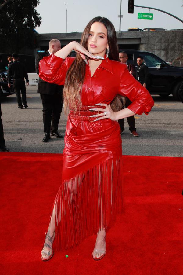 Nuestra invitada y ganadora favorita de esta 62 edición de los Grammy, Rosalía. La española lucía un vestido rojo de flecos de Alexander Wang.