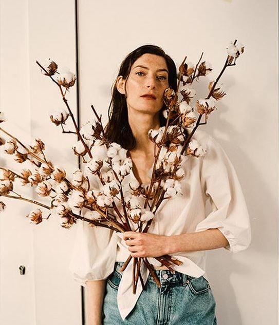 Los vaqueros de algodón sostenible de Primark se han convertido en nuestros favoritos de la nueva colección. Cuestan 17 euros, y nos encanta cómo quedan con esta blusa blanca con manga oversize anudada a la cintura (15 euros).