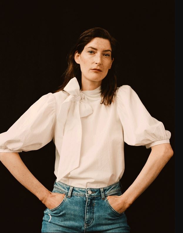 ¿Puede ser más ideal esta blusa blanca con detalle de lazo al cuello y mangas con volumen de la nueva colección de Primark? Cuesta 15 euros, y queda de lujo con sus vaqueros de algodón sostenible (17 euros).