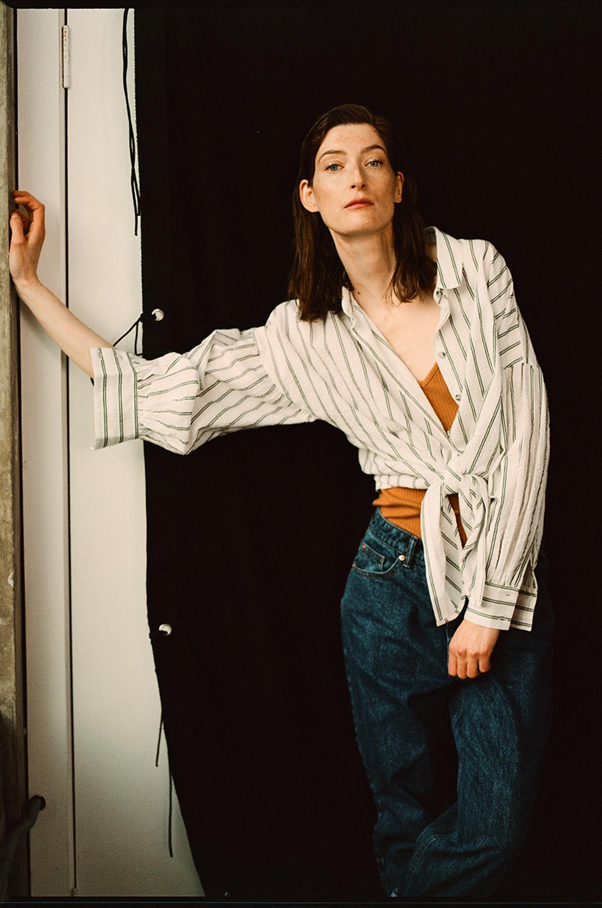 La camisa de rayas oversize cuesta 13 euros, la camiseta de tirantes color mostaza, 5 euros; y los vaqueros de algodón sostenible de inspiración retro, 17 euros en Primark.