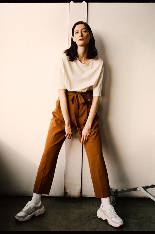 Las prendas básicas son las protagonistas de la nueva colección de Primark, que nos propone combinaciones como esta con camiseta de algodón (6 euros) y pantalones 'paper bag' en tono ocre (15 euros).