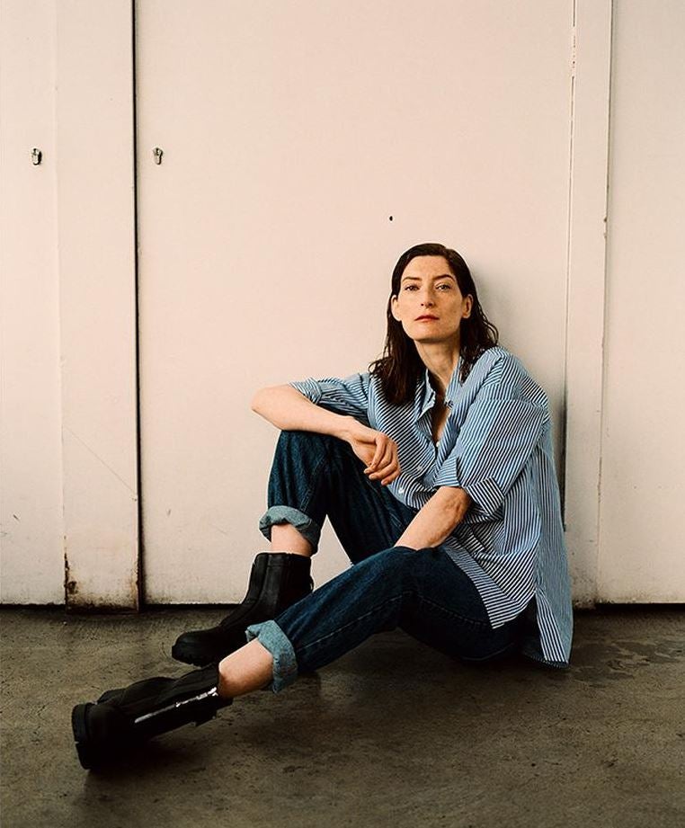 Más looks de fondo de armario con los vaqueros sostenibles de Primark que mejor quedan: estos azul lavado de inspiración retro (17 euros), que son el aliado de estilo perfecto a una camisa de rayas oversize como esta de algodón ecológico (13 euros).