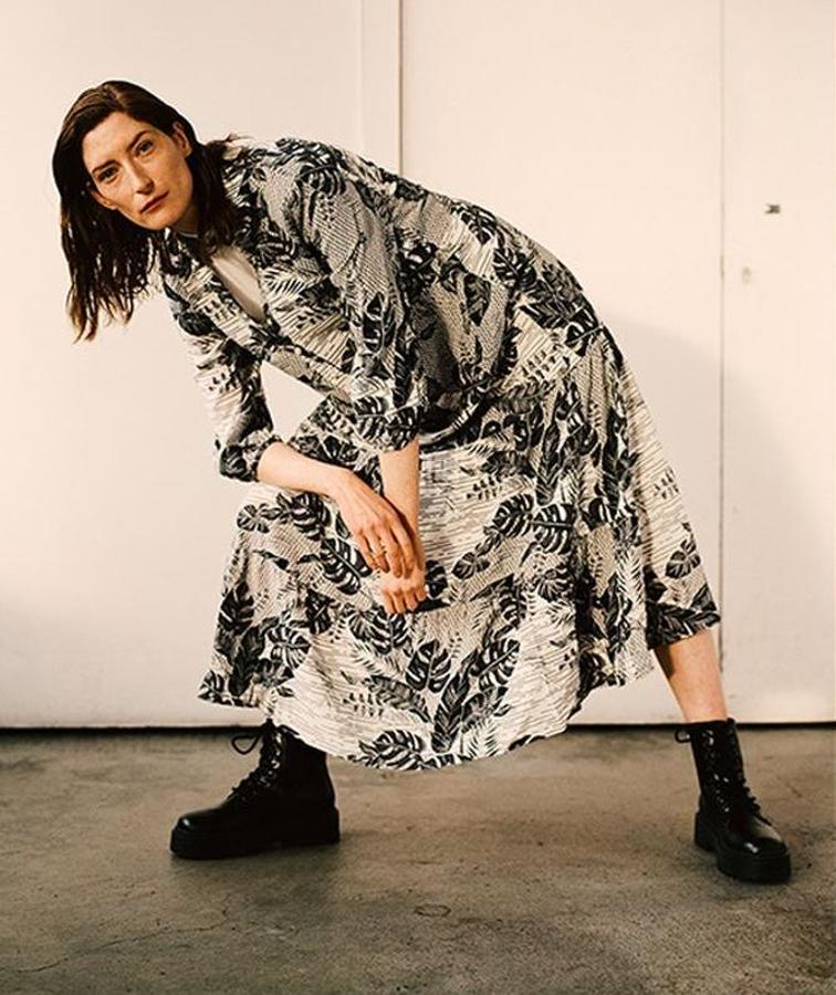 Los estampados vegetales también son para el invierno, como demuestra este vestido 'black&white' de la nueva colección de Primark (22 euros).