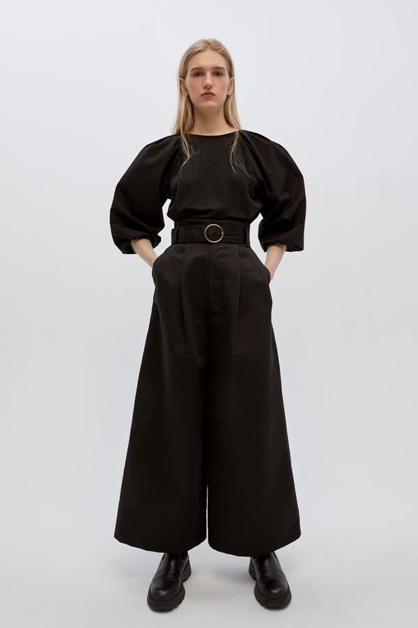 Un clásico de los tejidos, el popelín, regresa en este cuerpo de Sfera en color negro con manga amplia y cuello caja. Cuesta 17,99 euros y está disponible entre las tallas S y L.