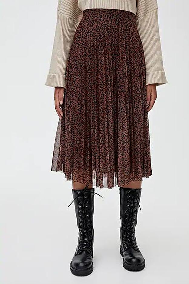 Con print animal, en fondo marron.